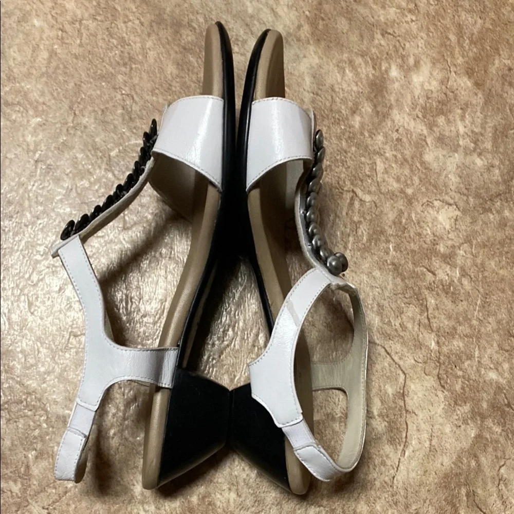 Munro White & Silver Size 8W Sandals with Cushioned Footbed Summer
